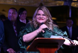 Imagen de la cobertura de: Policía y manifestantes chocan en protesta contra actividad de Jenniffer González