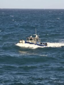 Imagen del artículo de Radio Isla 1320: Rescatan a tres jóvenes luego de que su embarcación naufragara en la costa de Arecibo
