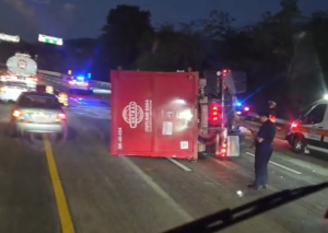 Imagen del artículo de Radio Isla 1320: Camión de basura se vuelca y provoca cierre del Expreso 52 hacia Caguas