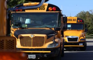 Imagen de la cobertura de: Deudas de Educación ponen en riesgo la transportación de miles de estudiantes