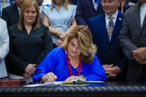 Imagen del artículo de Radio Isla 1320: Gobernadora firma resolución para pedir la admisión de Puerto Rico como estado