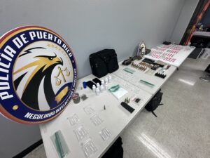Imagen del artículo de Radio Isla 1320: Detienen a dos hombres y les ocupan drogas y armas mientras ocupaban apartamentos en residencial en Río Piedras