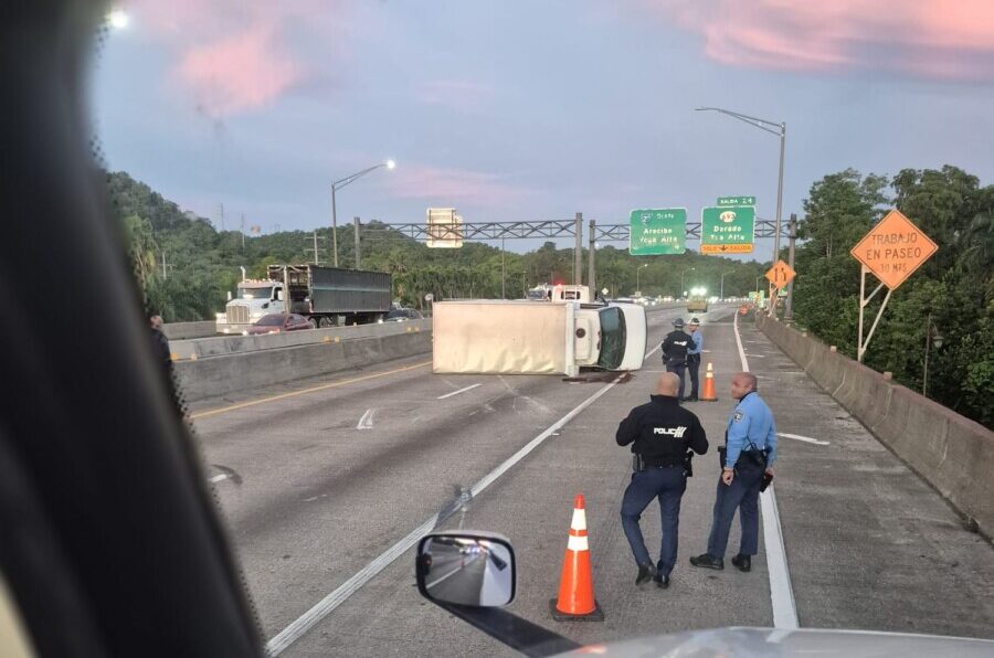 Imagen del artículo de Radio Isla 1320: Reportan camión volcado en la PR-52 en dirección de Dorado a San Juan