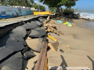 Imagen de la cobertura de: Errores en permiso del DRNA retrasan reparación de carretera en Loíza por erosión costera